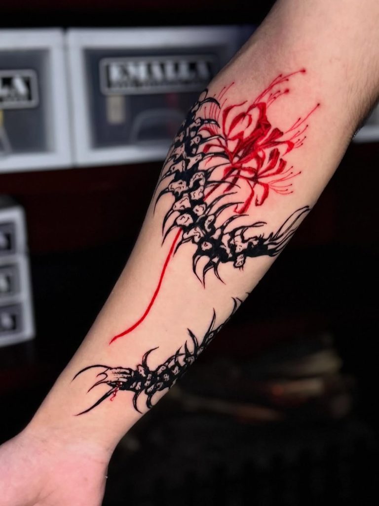 前腕に百足(ムカデ)と彼岸花モチーフのタトゥー