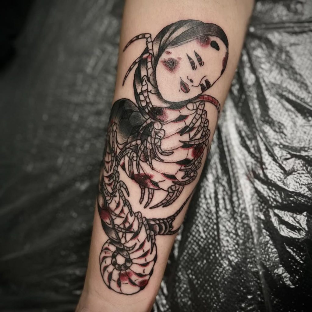 前腕に能面ムカデのタトゥー