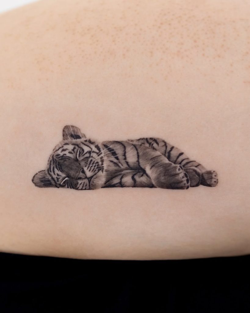 かわいい小虎のワンポイントタトゥー