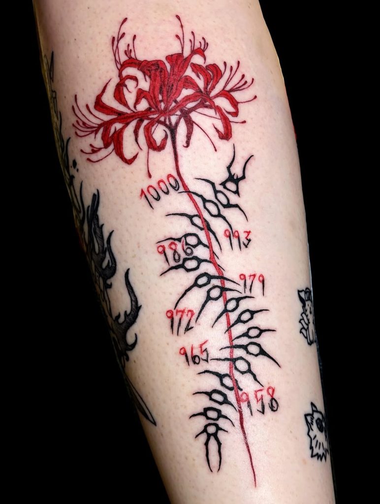 彼岸花にシンプルな百足(ムカデ)を這わせた和風タトゥー