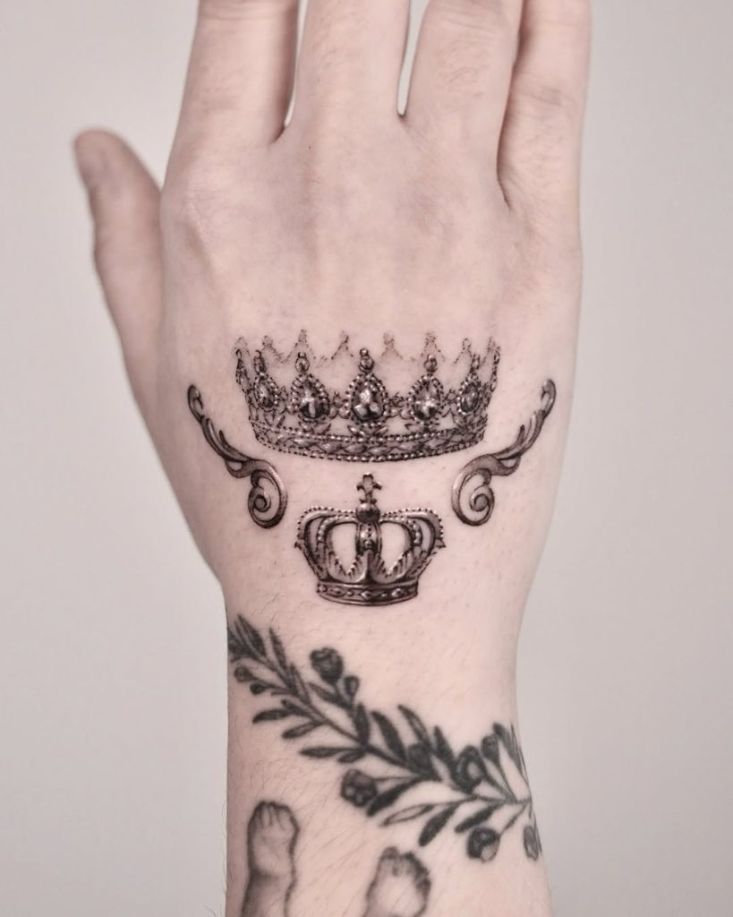 手の甲に王冠(クラウン)のリアリスティックタトゥー