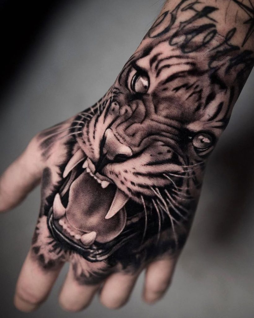 手の甲に虎のブラックアンドグレータトゥー