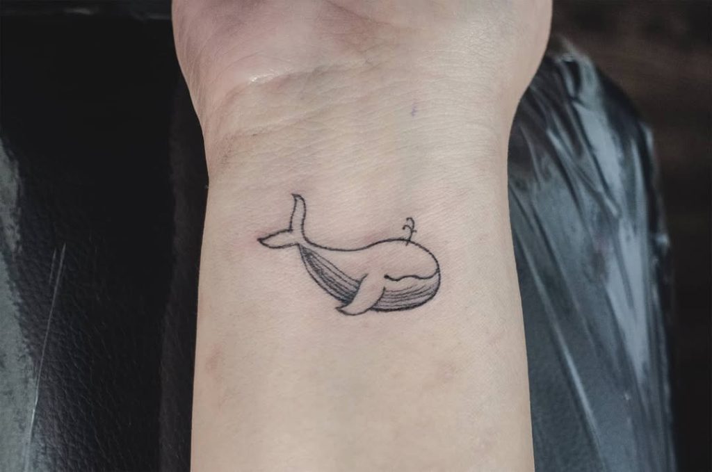手首にシンプルでかわいい鯨(クジラ)のワンポイントタトゥー