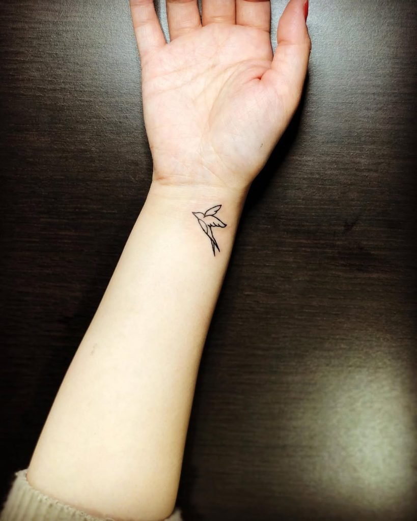 手首に燕(ツバメ)のワンポイントタトゥー