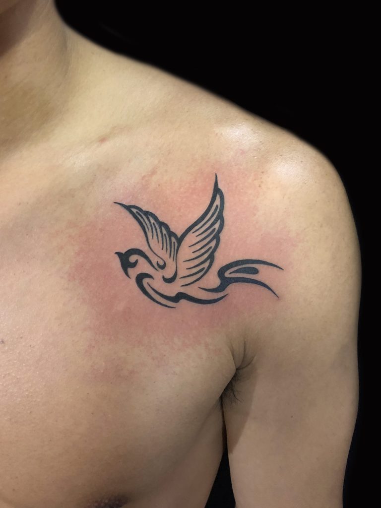 燕(ツバメ)のトライバルタトゥー