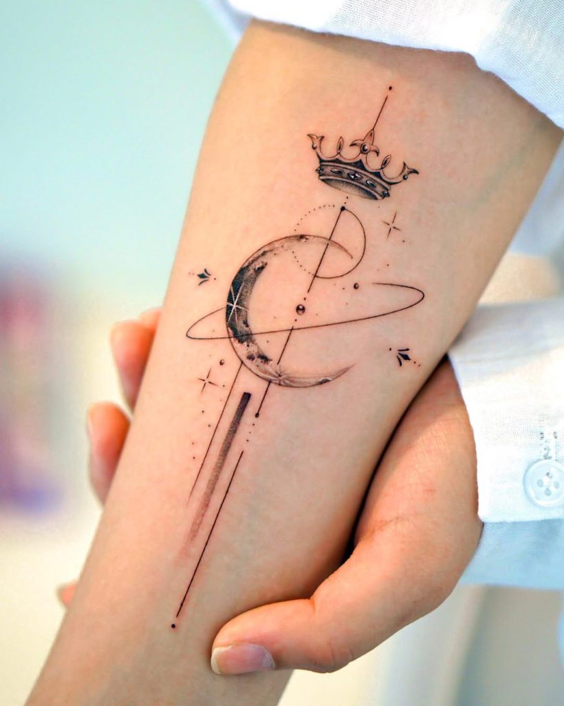王冠(クラウン)と月のシンプルなタトゥー