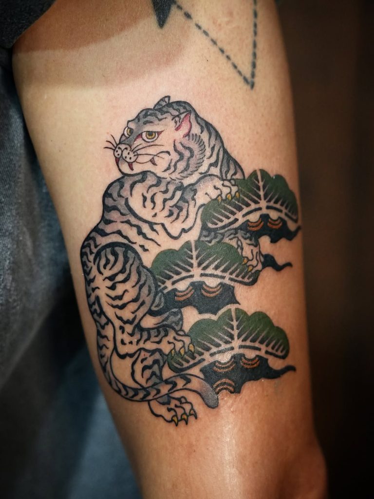 白虎に三階松紋のタトゥー