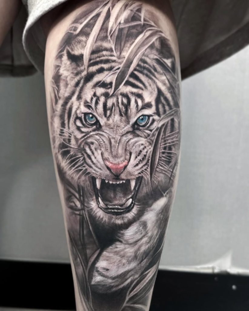 白虎(ホワイトタイガー)のブラックアンドグレータトゥー