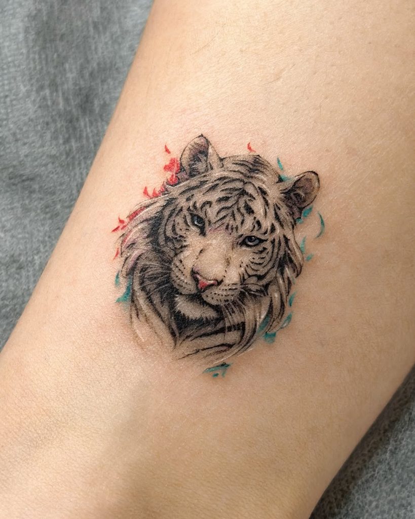 白虎(ホワイトタイガー)の顔のワンポイントタトゥー