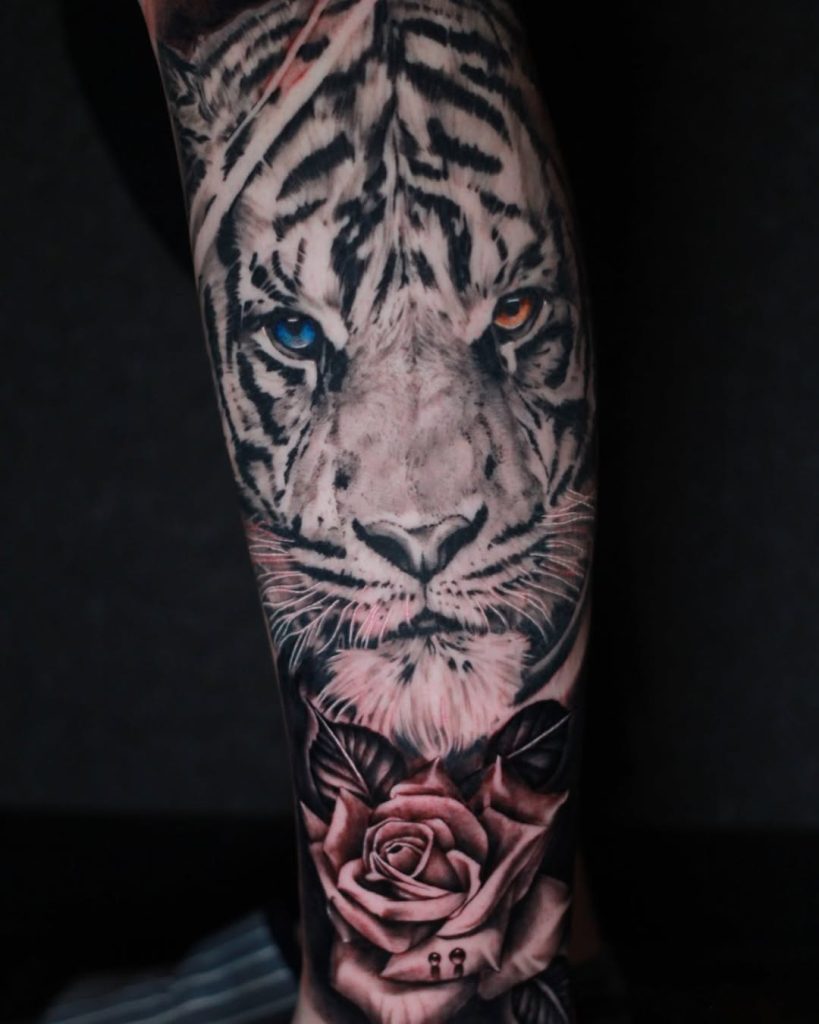 白虎(ホワイトタイガー)と薔薇のタトゥー