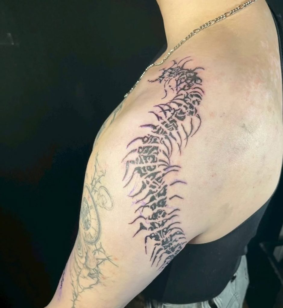 肩から腕にかけて入れた百足(ムカデ)のトライバルタトゥー