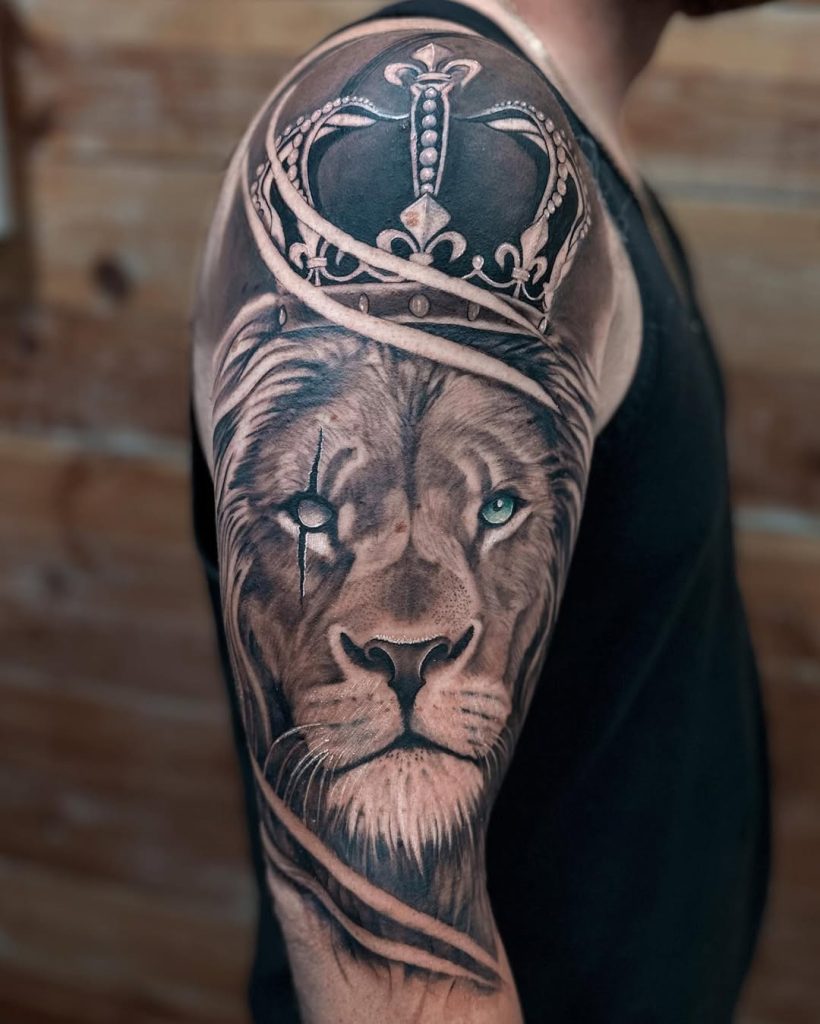 肩にライオンと王冠(クラウン)のリアリスティックタトゥー