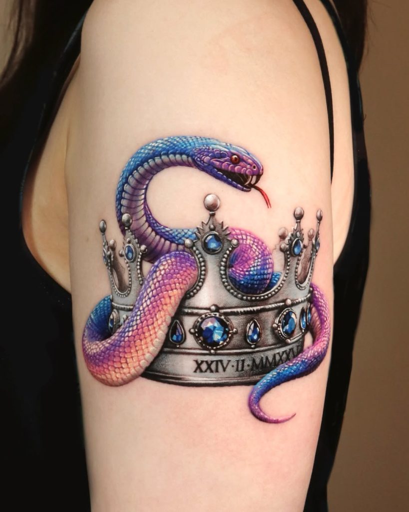 肩に王冠(クラウン)と蛇(ヘビ)のカラータトゥー