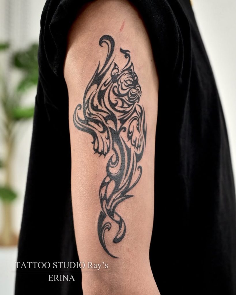 肩に虎(トラ)のトライバルタトゥー