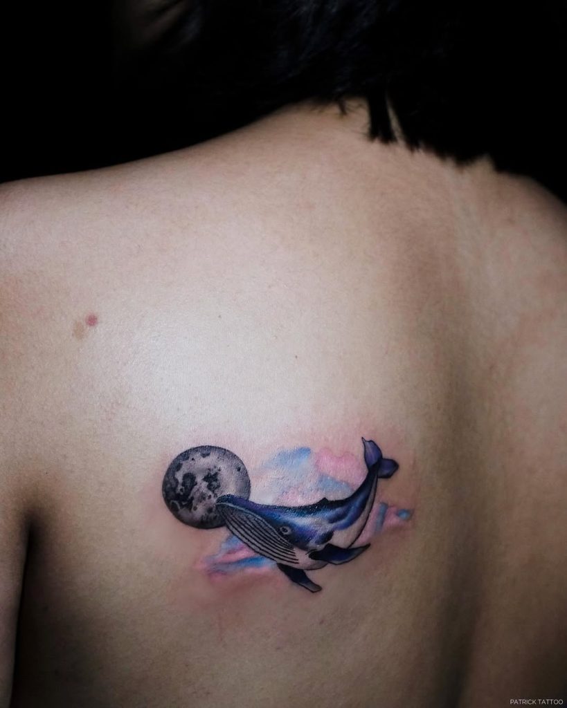 背中に鯨(クジラ)と月の幻想的なタトゥー