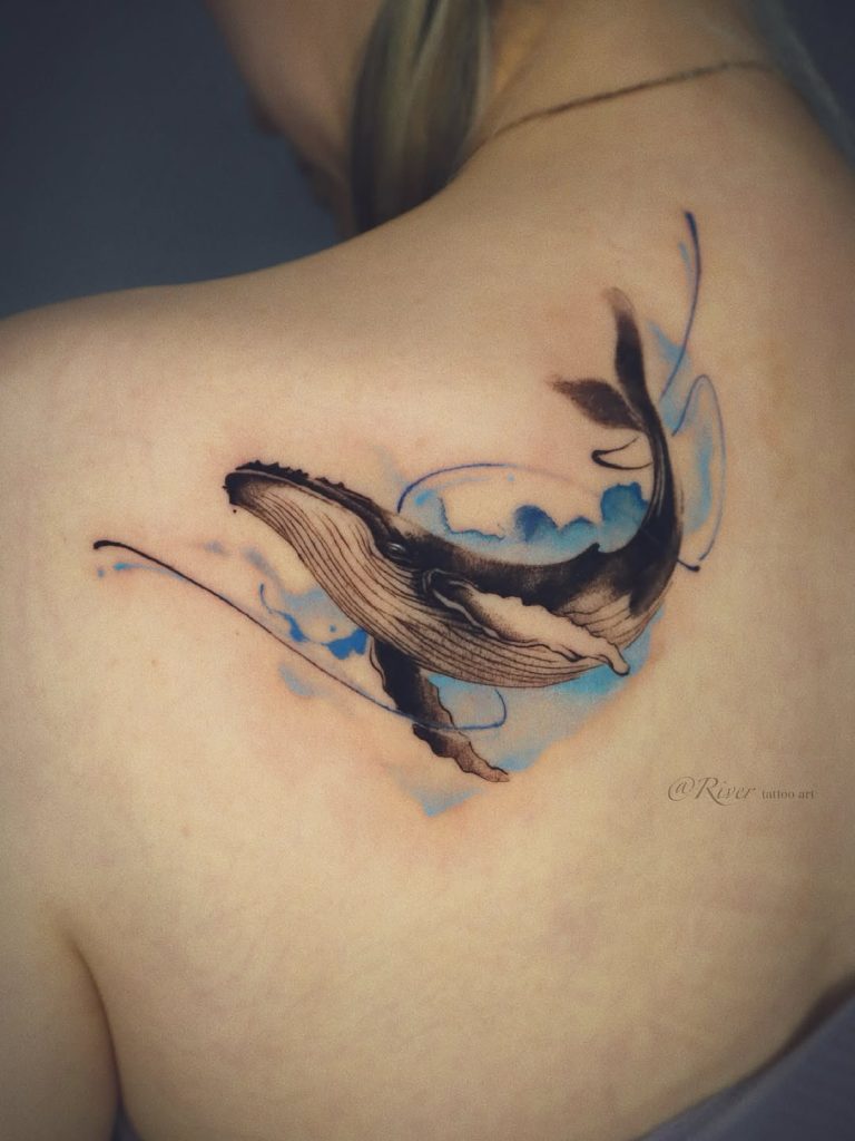 背中に鯨(クジラ)と波のタトゥー