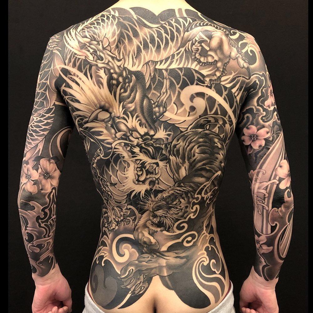 背中に龍と虎(トラ)のブラックアンドグレータトゥー