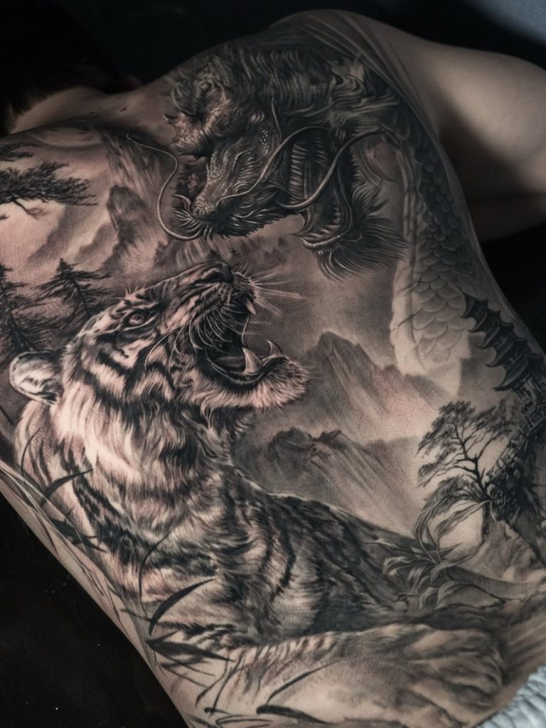 背中に写実的な龍とタイガーのブラックアンドグレータトゥー