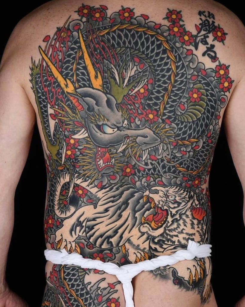 背中に龍と虎(トラ)の刺青