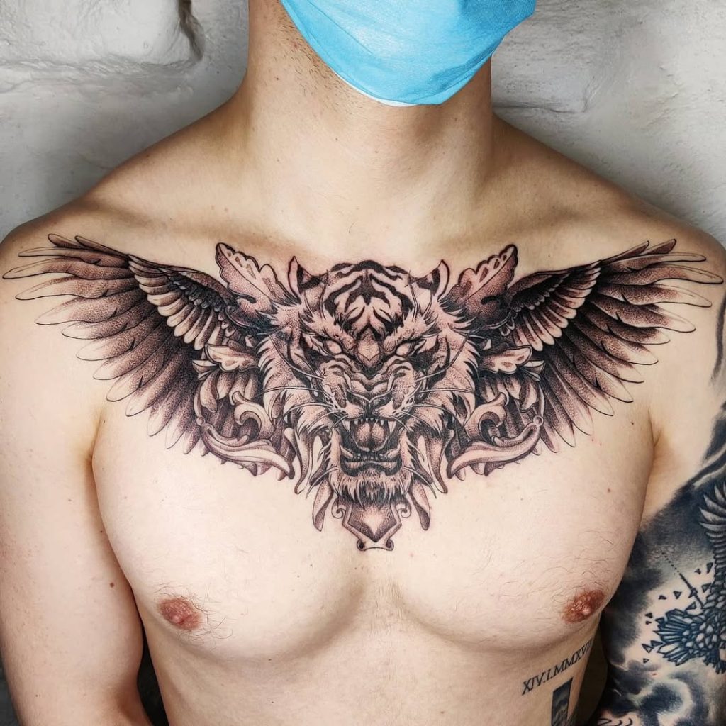 胸に虎(トラ)と翼のブラックアンドグレータトゥー