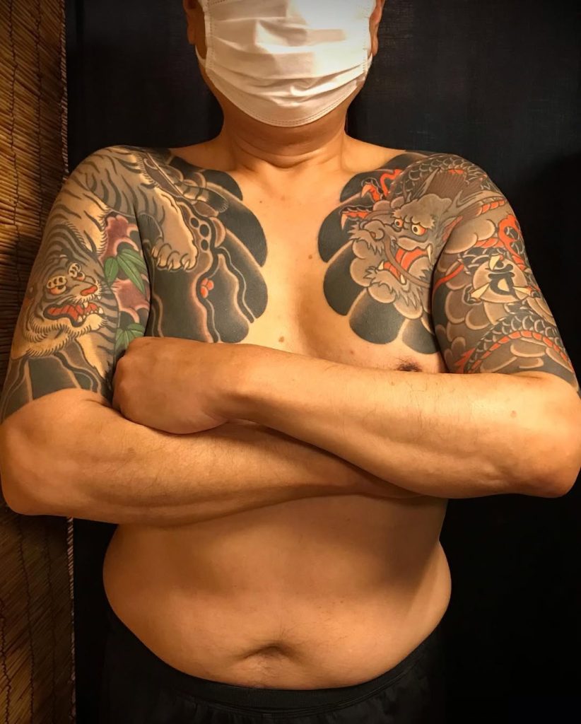 胸に龍と虎(トラ)の刺青