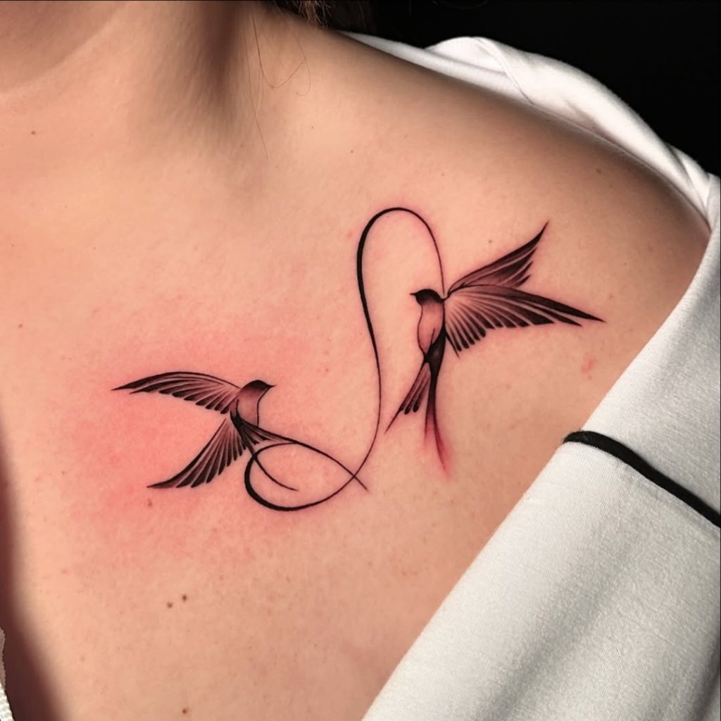 胸元に2羽の燕(ツバメ)のシルエットタトゥー