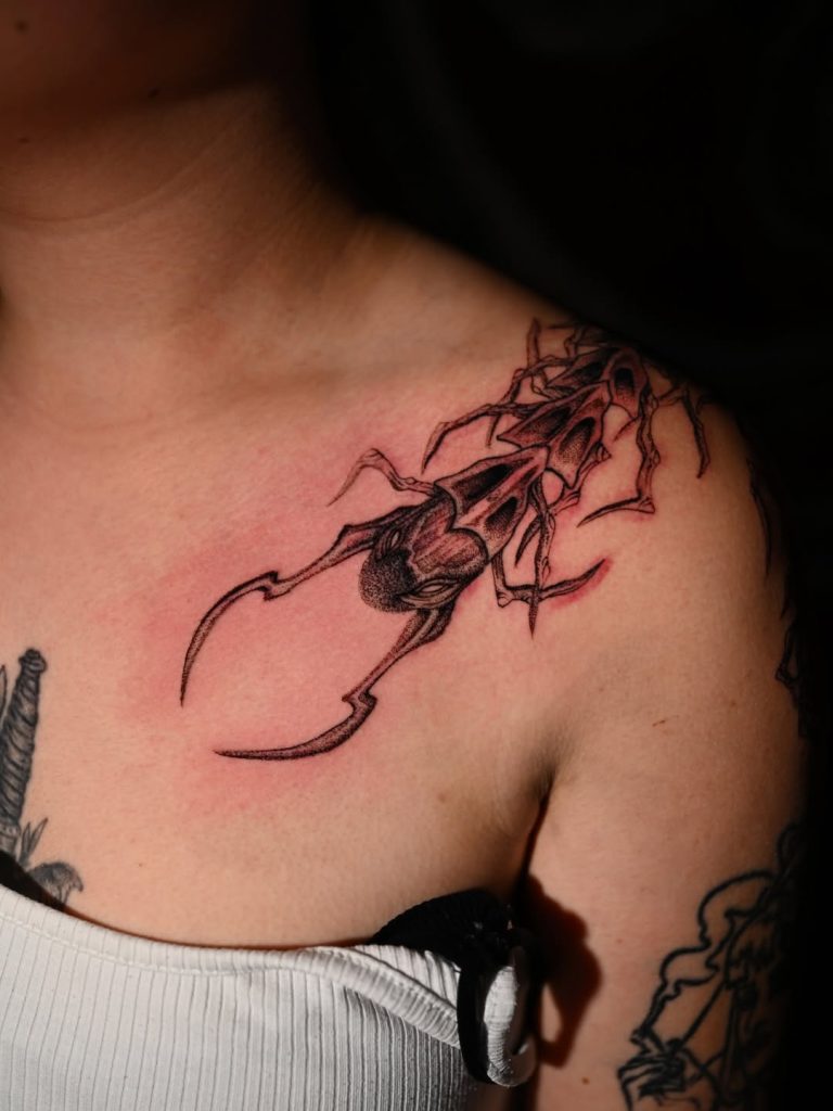 胸元に百足(ムカデ)のリアリスティックタトゥー