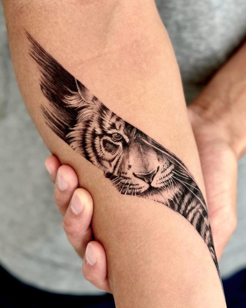 腕におしゃれな虎のワンポイントタトゥー