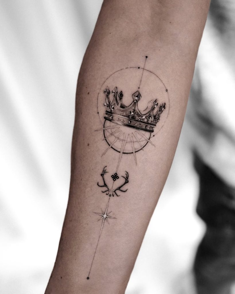 腕に王冠(クラウン)のジオメトリックタトゥー