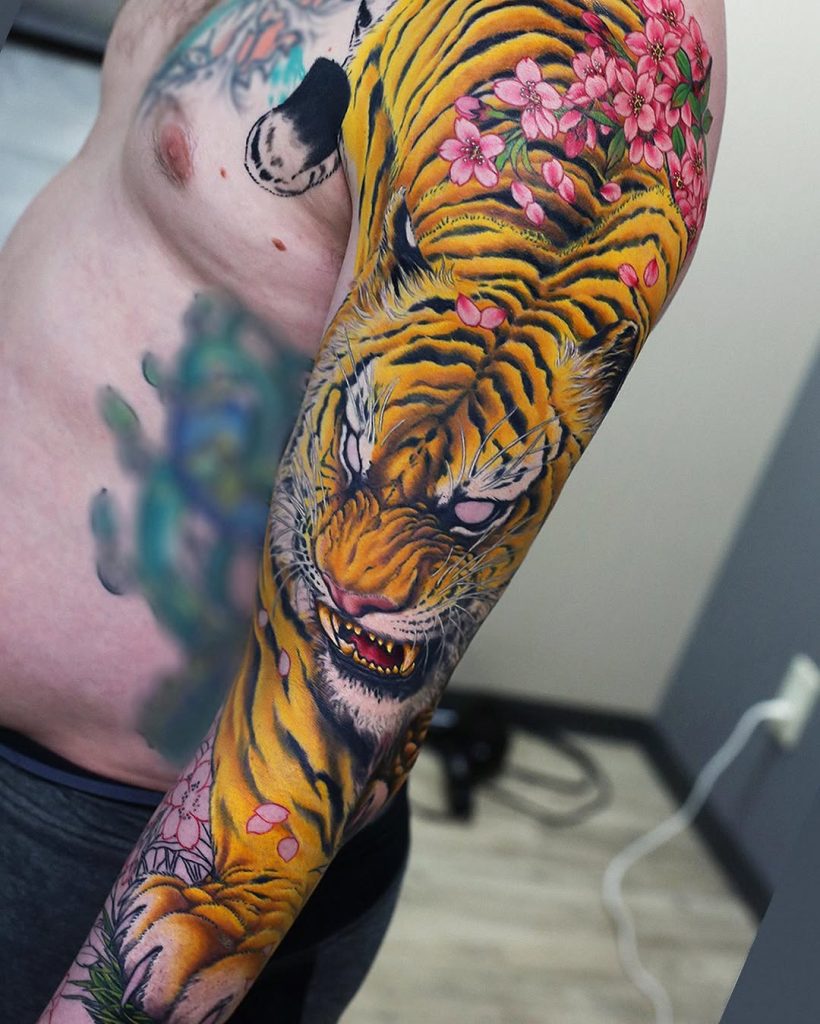 腕に桜と虎(トラ)の刺青