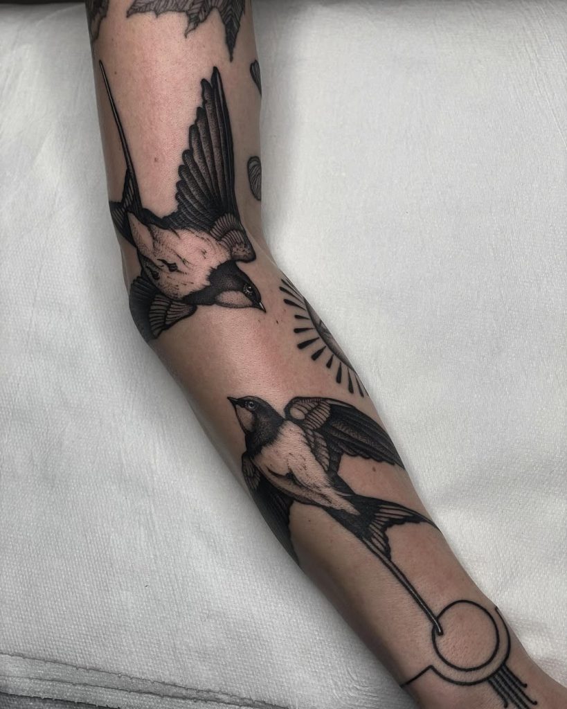 腕に2羽の燕(ツバメ)のタトゥー