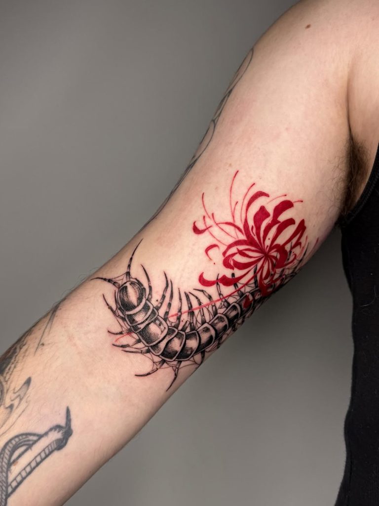 腕に百足(ムカデ)と彼岸花のリアリスティックタトゥー
