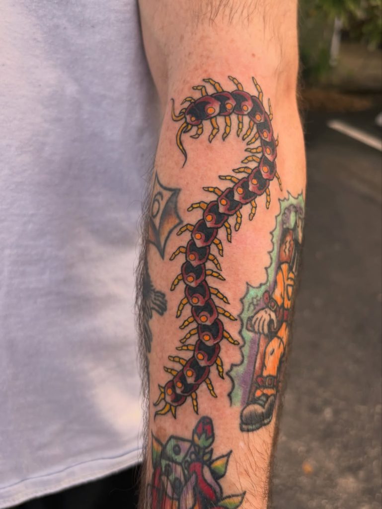 腕に百足(ムカデ)のアメリカントラディショナルタトゥー(トラッド)