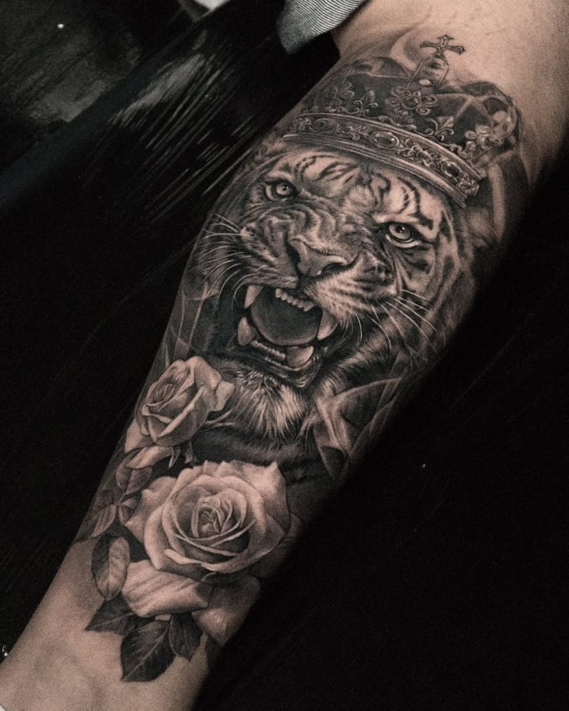 腕に虎と王冠と薔薇のブラックアンドグレータトゥー