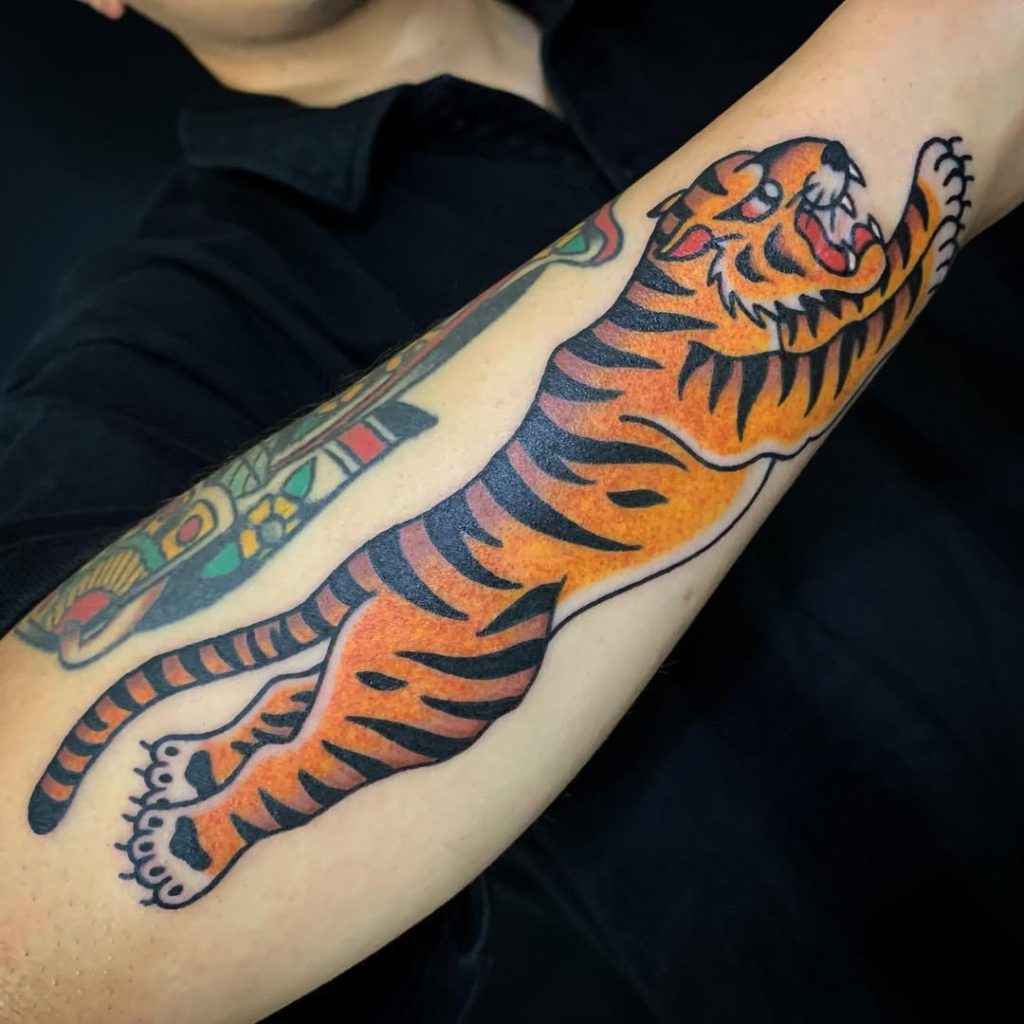 腕に虎(タイガー)のアメリカントラディショナルタトゥー(オールドスクール)