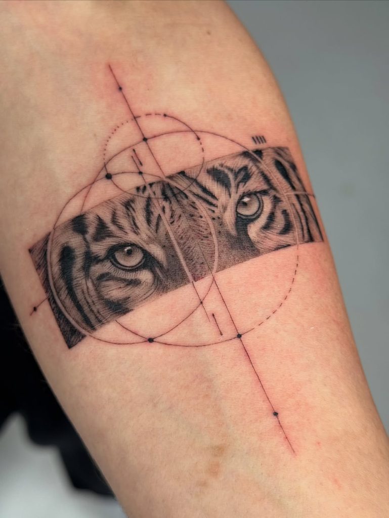 腕に虎(トラ)の目のジオメトリックタトゥー