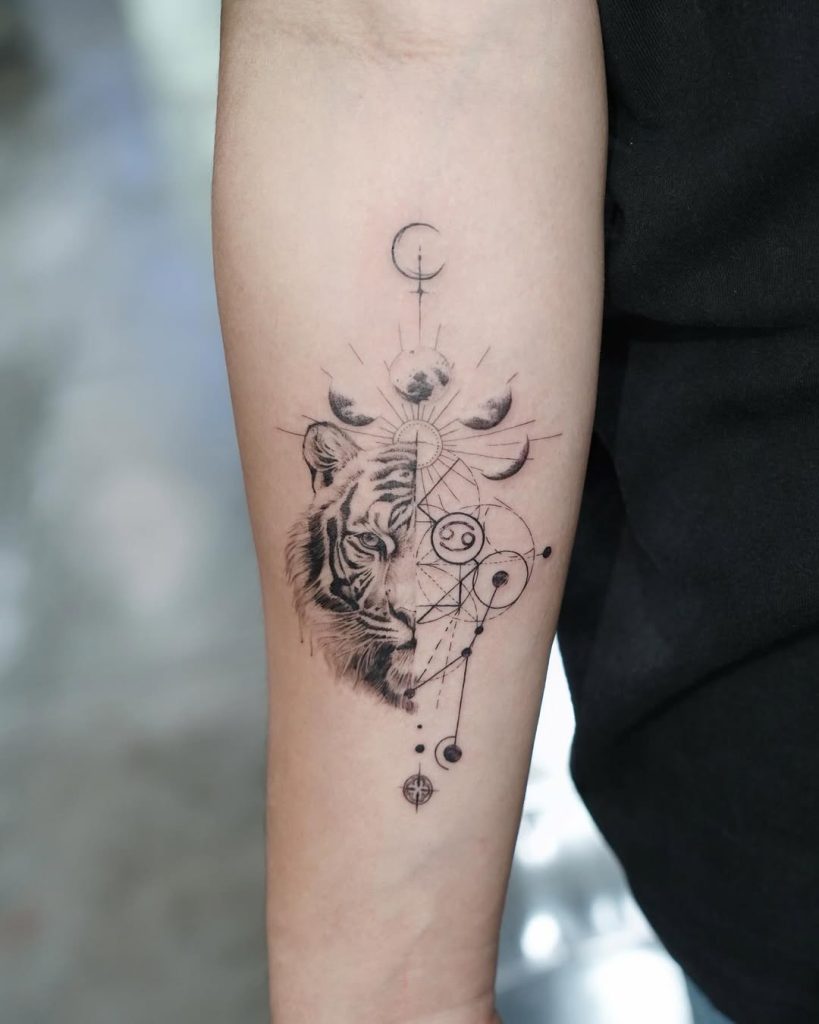 腕にかわいい虎(トラ)のジオメトリックタトゥー