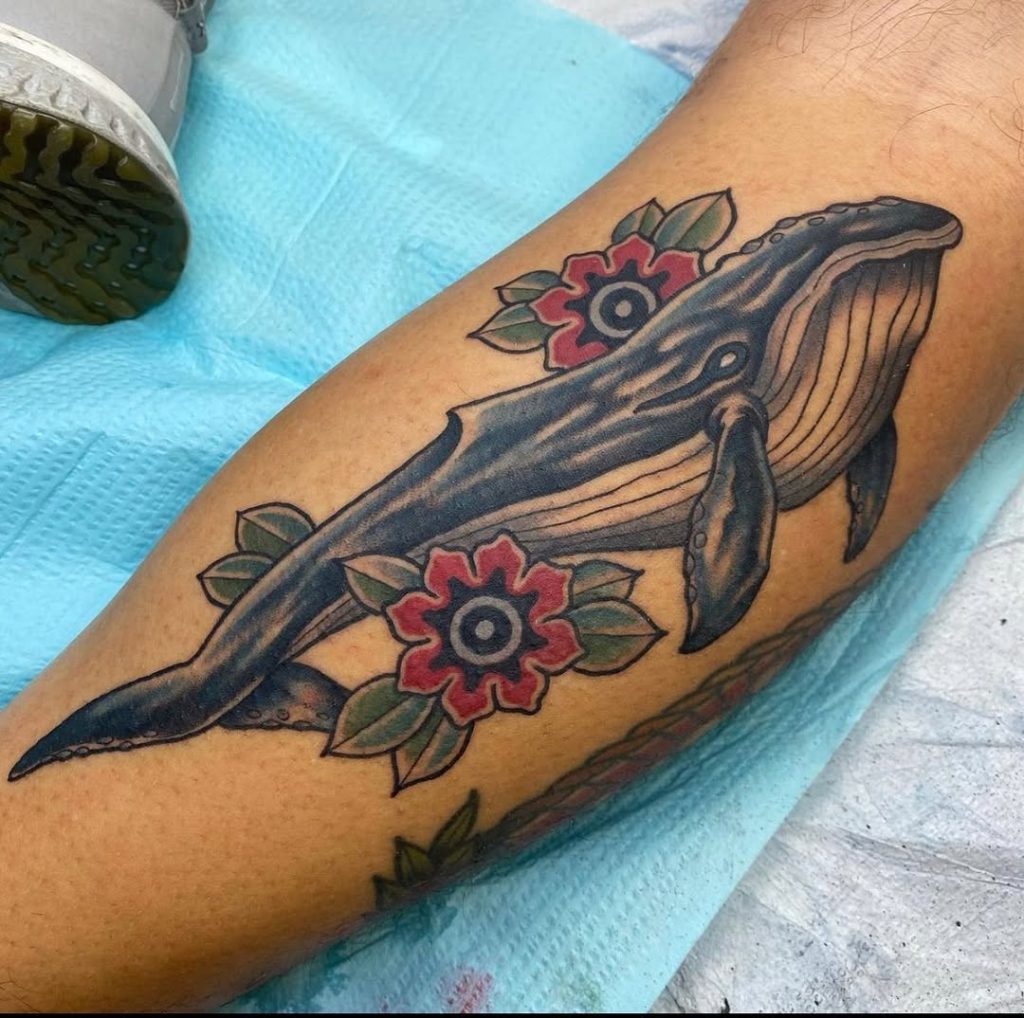 腕に鯨(クジラ)と花のアメリカントラディショナルタトゥー(アメトラ)