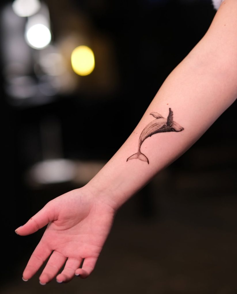 腕にシンプルな鯨(クジラ)のワンポイントタトゥー
