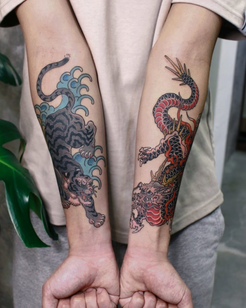 腕に龍と虎(トラ)のタトゥー