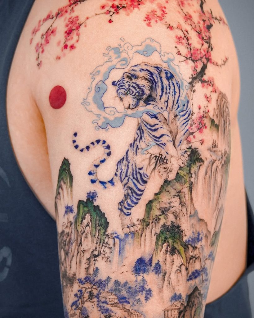 虎(トラ)と桜のアームスリーブタトゥー