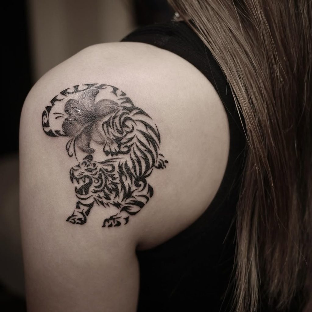 肩に虎(トラ)と花のトライバルタトゥー