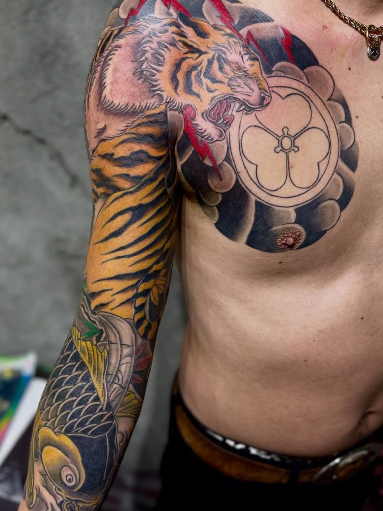 虎(トラ)と鯉の刺青