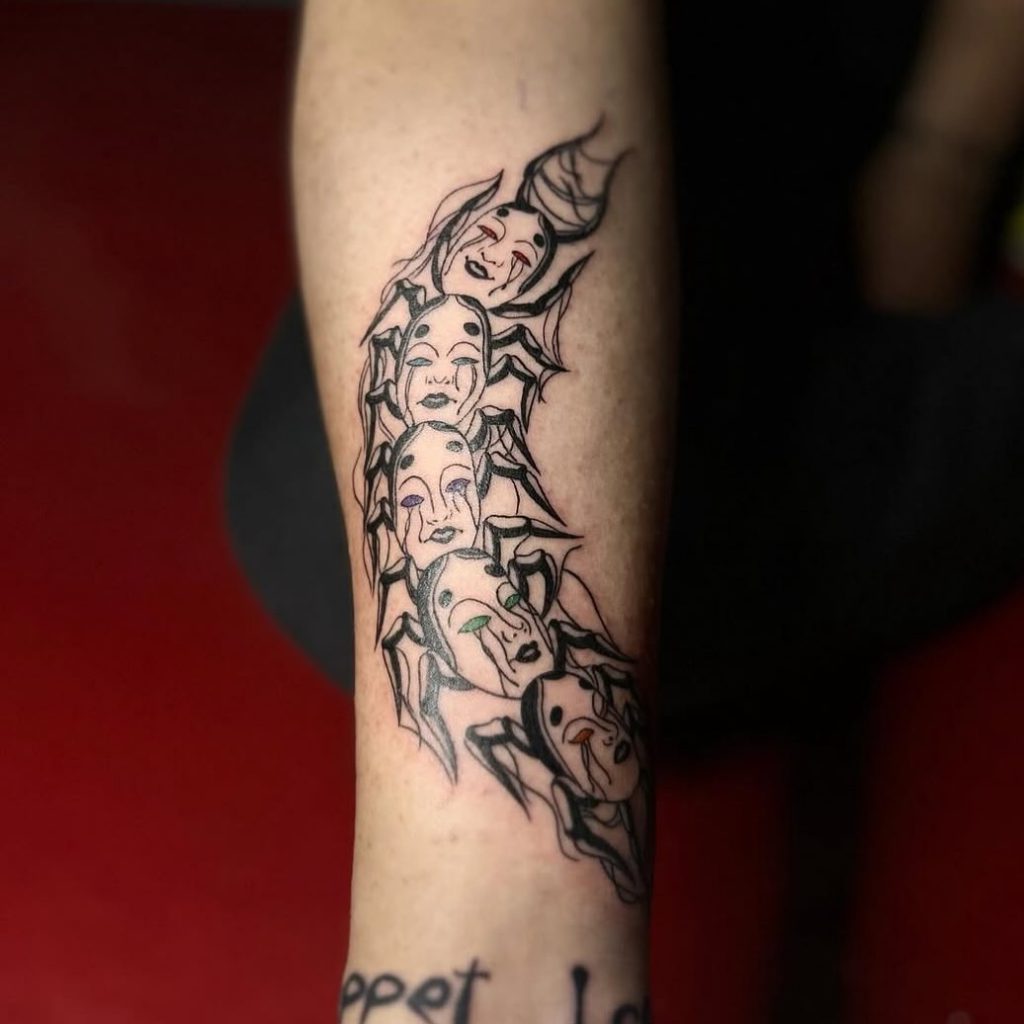 複数の能面を連ねた能面百足(ムカデ)のタトゥーデザイン