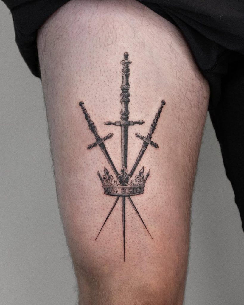 足に王冠(クラウン)と剣のタトゥー