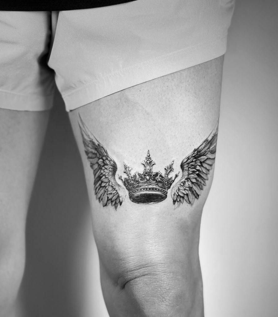 足に王冠(クラウン)と羽・翼のタトゥー