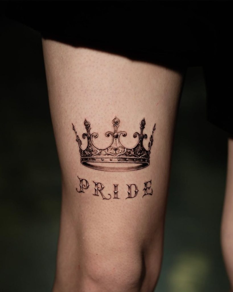 足に王冠(クラウン)とレタリングのタトゥー