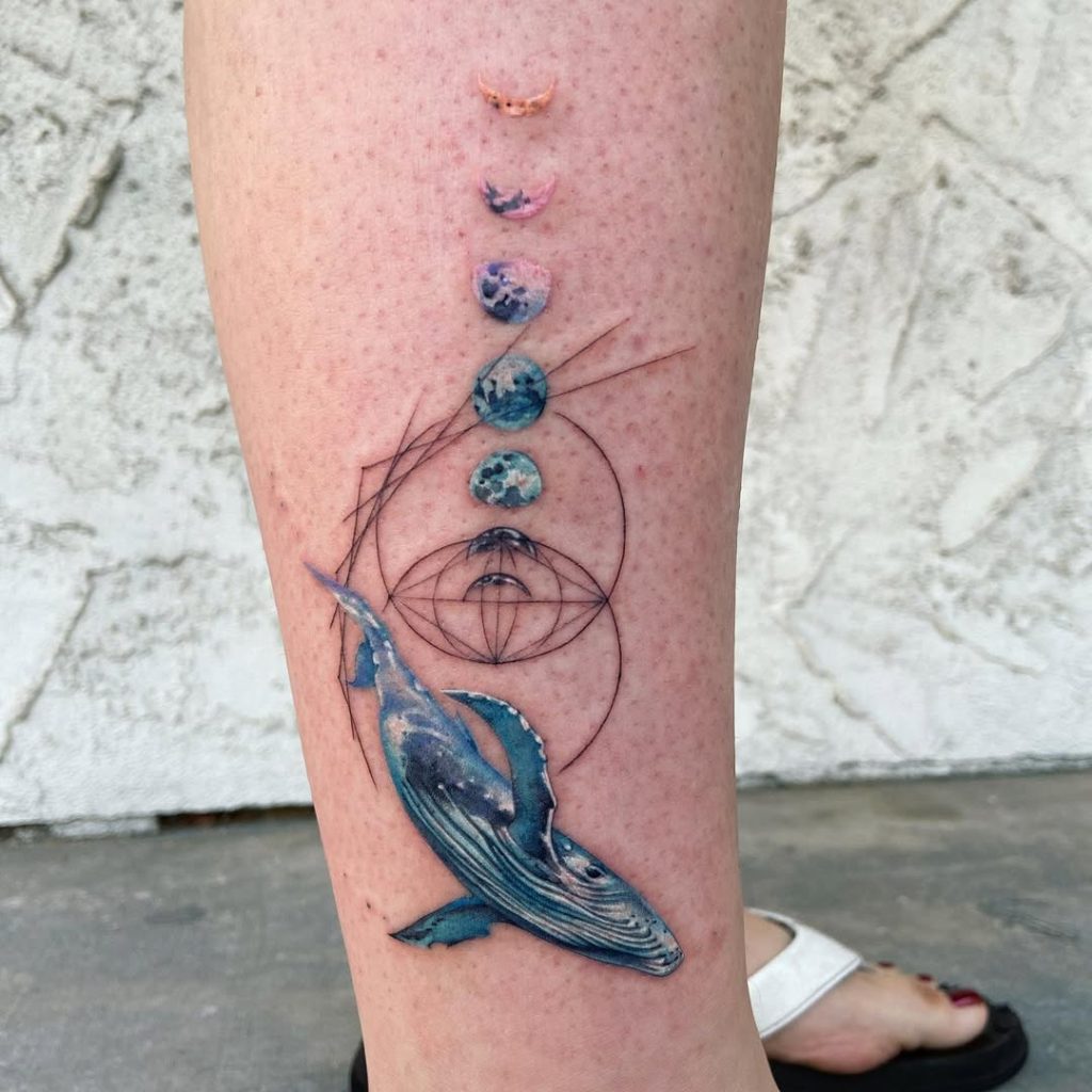 足首に鯨(クジラ)と月のジオメトリクタトゥー