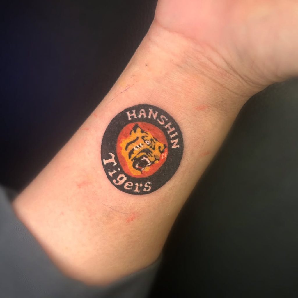 手首に阪神タイガースのタトゥー