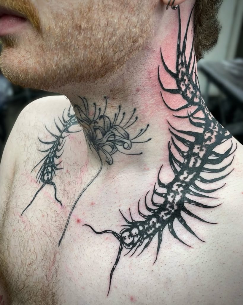 首に彼岸花と百足(ムカデ)のブラックアンドグレータトゥー